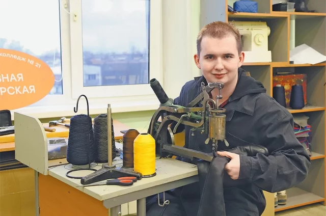 Кристиан Бойсов зашьёт любой сапог.