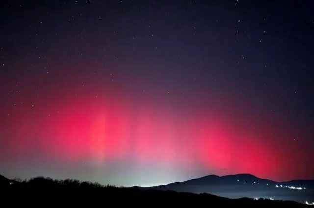 Северное сияние зажглось в небе Крыма.