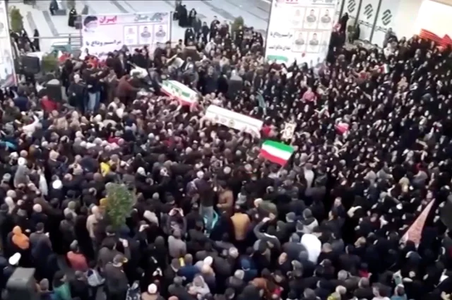 12 января иранцы вышли на улицы, чтобы поддержать действующую власть и выразить несогласие с недавними протестами.