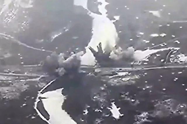 Взрыв ФАБ-500 образует воронку глубиной 6 метров.