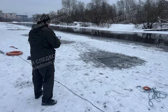 На месте работают следователи СКР.