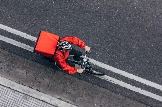 Зарплата курьеров по России за последний месяц составила 169,6 тысяч рублей.