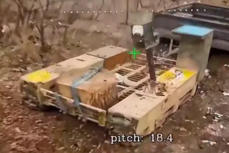 Операторы FPV-дронов группировки войск «Восток» поразили наземные робототехнические комплексы ВСУ.