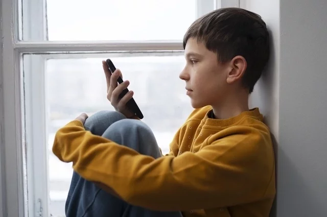 Прямой запрет соцсетей для подростков может обернуться большими проблемами для всей семьи и общества