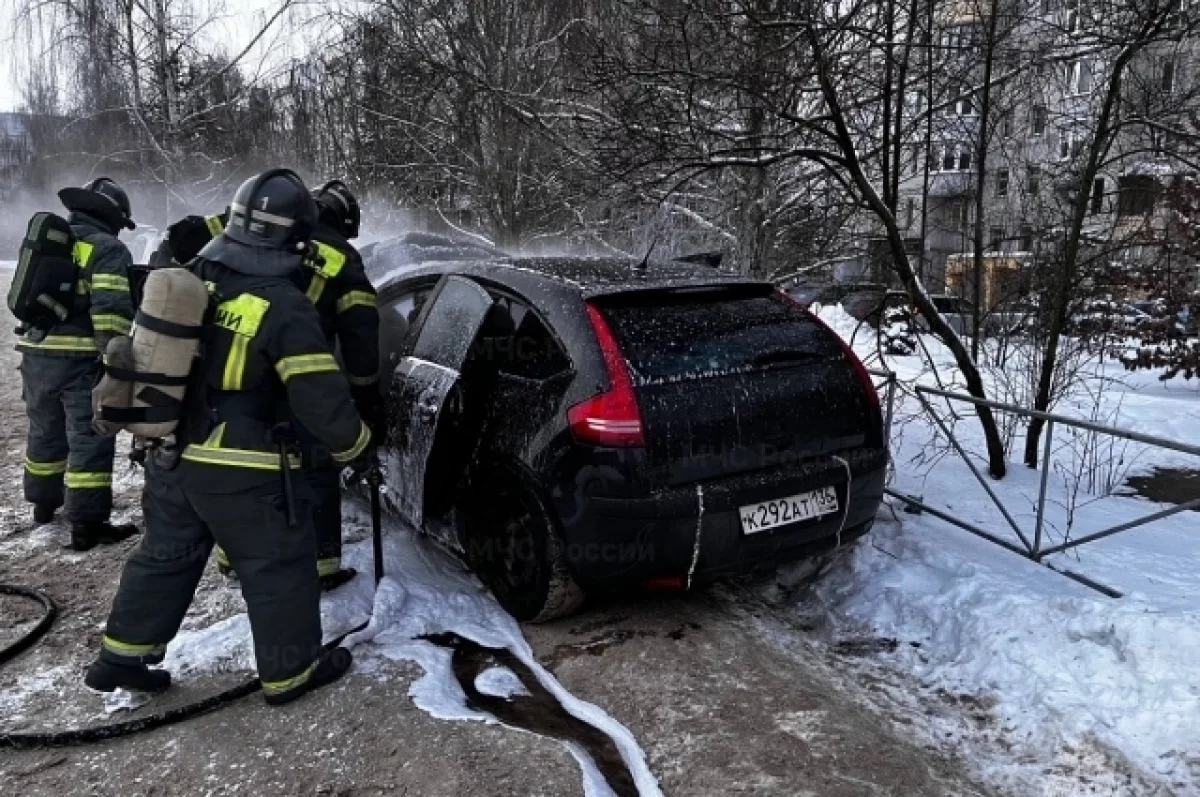 В Брянске спасатели потушили автомобиль и устранили последствия ДТП