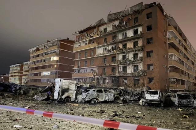 Многоквартирный дом после атаки БПЛА в Новой Адыгее.