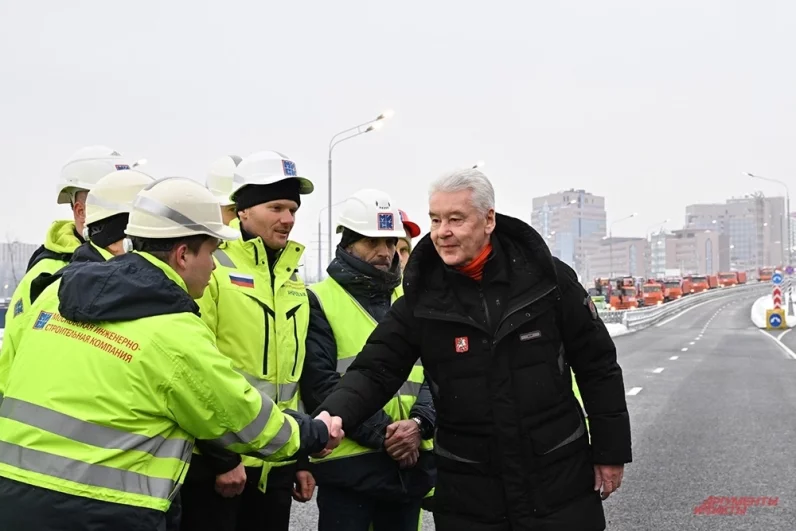 В среду, 21 января, мэр Москвы Сергей Собянин открыл движение по участку Коммунарского шоссе с путепроводом через улицу Александры Монаховой.