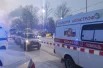 Возле ТЦ дежурят пять машин скорой помощи, в том числе реанимация.