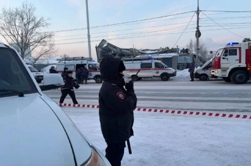 Место оцепили полицейские для избежания новых пострадавших при возможном дальнейшем обрушении.