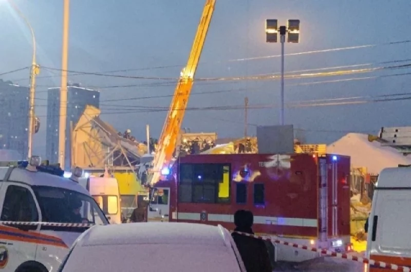 СКР возбудил уголовное дело по факту обрушения ТЦ.