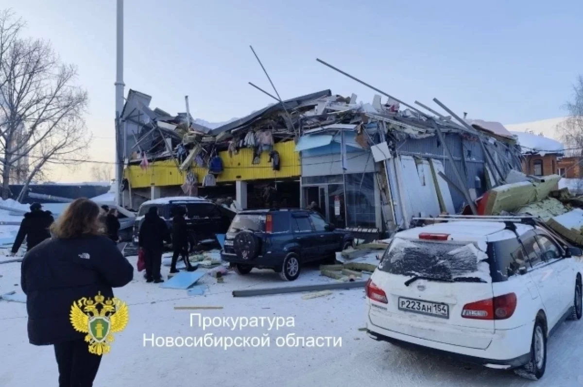 На месте обрушения крыши ТЦ в Новосибирске работают кинологи