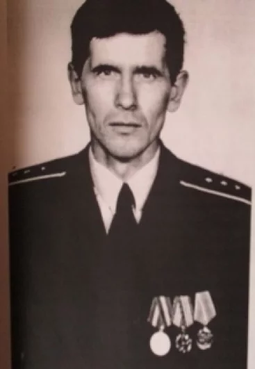 Флегентов Владимир Николаевич. 7 июня 2004 года на служебном автомобиле выехал из войсковой части на полуострове Рыбачий. В пути автомобиль попал в снежный занос, он приказал военнослужащим срочной службы ждать его у автомобиля, а сам пешком пошёл в расположение части. С тех пор о его местонахождении ничего не известно.