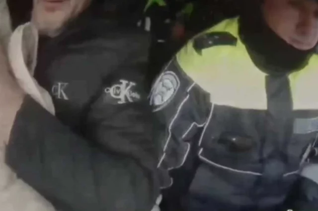 Счёт шёл на минуты, но с помощью сирены патрульной машине удалось растолкать пробку на дороге и добраться до клиники.