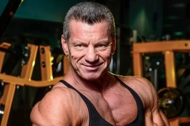 Александр Сергеевич Яшанькин покоряет сердца не только своей рельефной фигурой, но и обаятельной улыбкой.