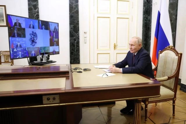 Основная часть совещания касалась вопросов, поступивших на прямую линию. 