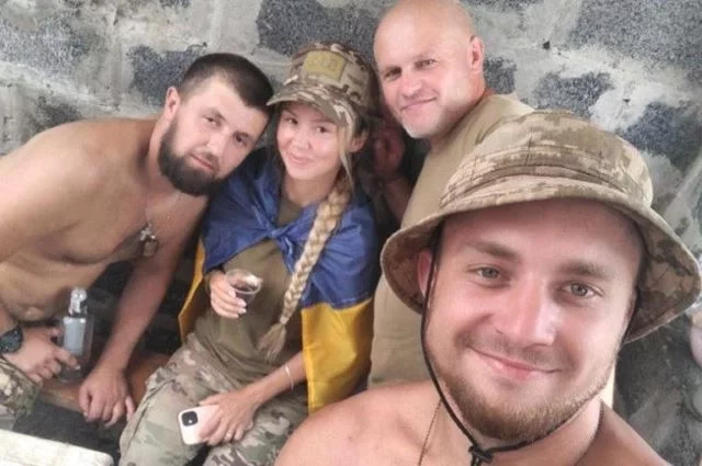 Социальные сети Эйры пестрят откровенными «милитари-фото».