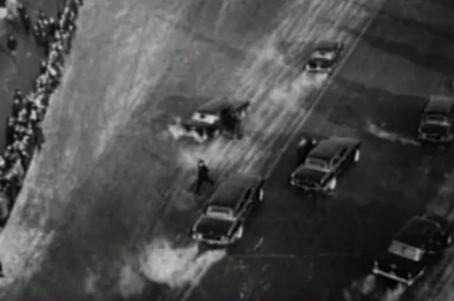 Через несколько секунд после выстрелов.