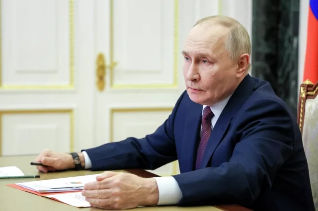 Президент РФ Владимир Путин в режиме видеоконференции проводит оперативное совещание с постоянными членами Совета Безопасности РФ.