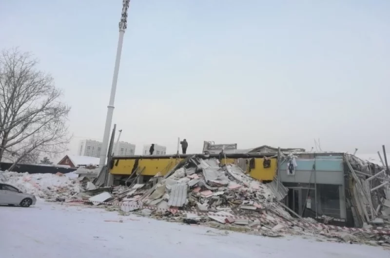 Первый этаж конструкции устоял.