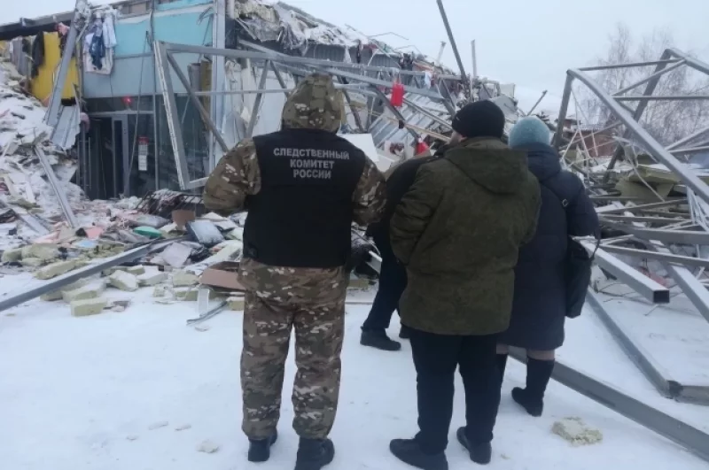 Следователям предстоит установить точную причину обрушения постройки.