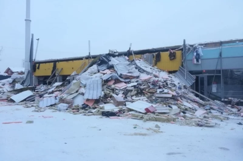 Пока убрали только обломки крыши и верхний этаж.