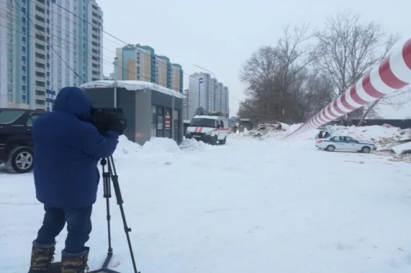 Возле ТЦ всё ещё довольно многолюдно.