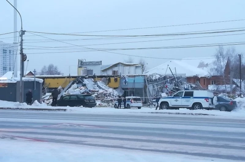 Сейчас решается вопрос с арендаторами помещений. Им разрешат вывезти сейфы и ценные вещи, как только станет безопасно.