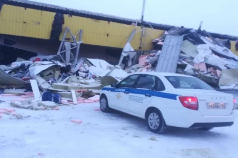 Территорию охраняют от зевак полицейские.