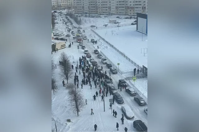 Благодаря оперативным действиям педагогов, забаррикадировавших детей в классах, и быстрому прибытию силовиков, удалось избежать массовых жертв.