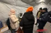 Горожане заходят греться и проконсультироваться у спасателей.