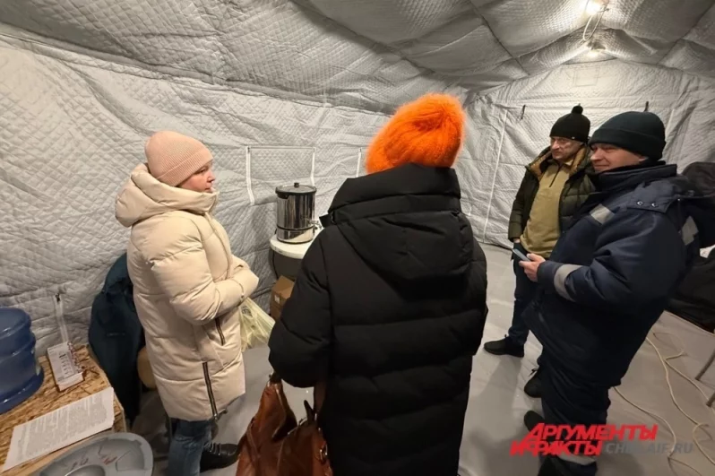 Горожане заходят греться и проконсультироваться у спасателей.