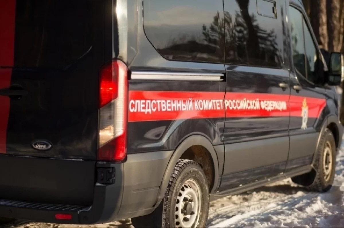 На Урале женщина венком затушила пламя Вечного огня