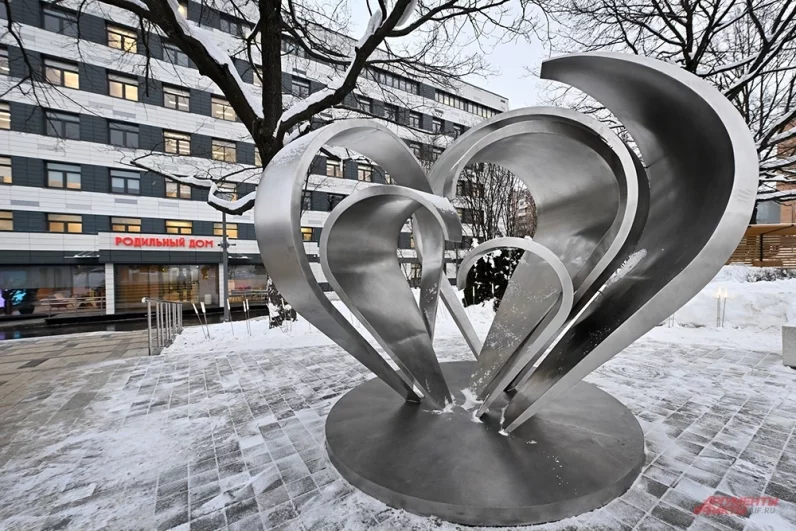 После ремонта семиэтажное здание стало современным роддомом.