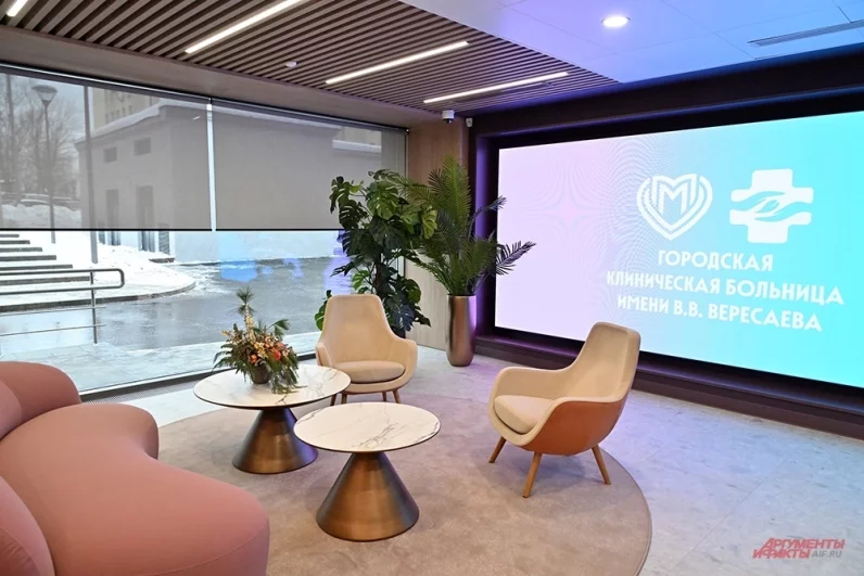 На первом этаже обустроили фойе для торжественной встречи при выписке из роддома. 