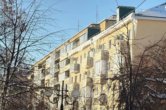 За сосульки, наледь и снеговые шапки, находящиеся на козырьках подъездов и крышах МКД, ответственность несёт управляющая компания.