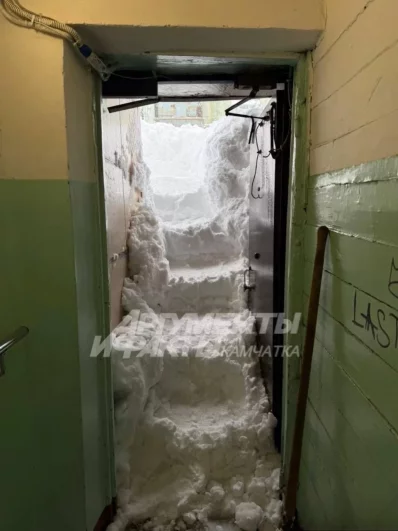 Выход из подъезда. 