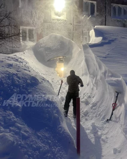 Жители откапывают подъезды. 