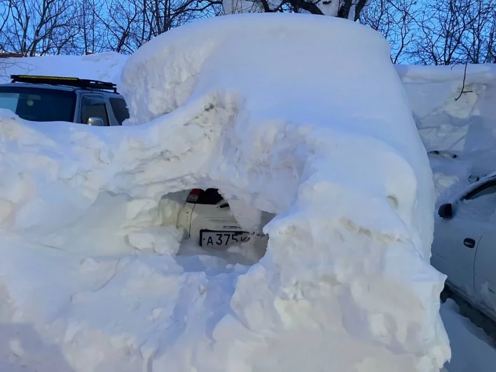 Кому-то удалось найти машину под снежными завалами.
