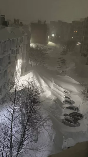 Во дворах ни пройти ни проехать.