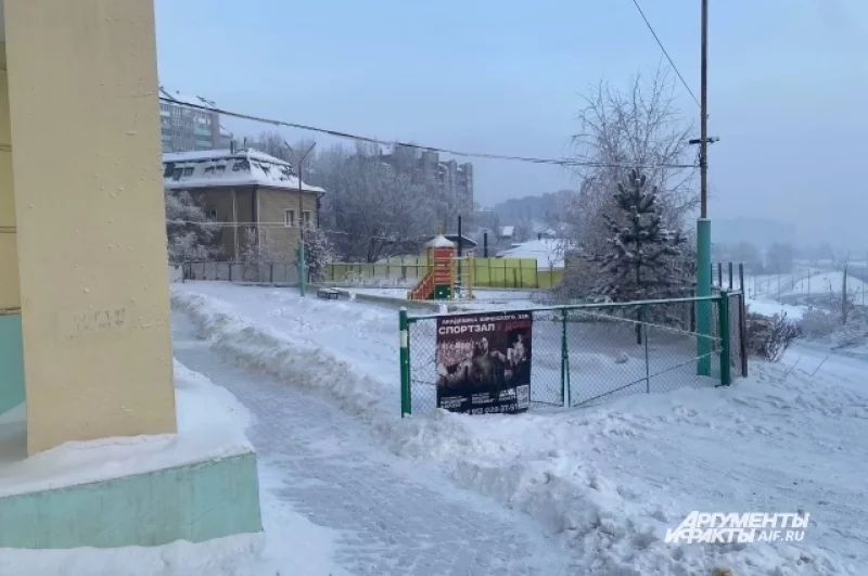 Найти вход в учреждение не так-то просто, потому что вывесок нет. 