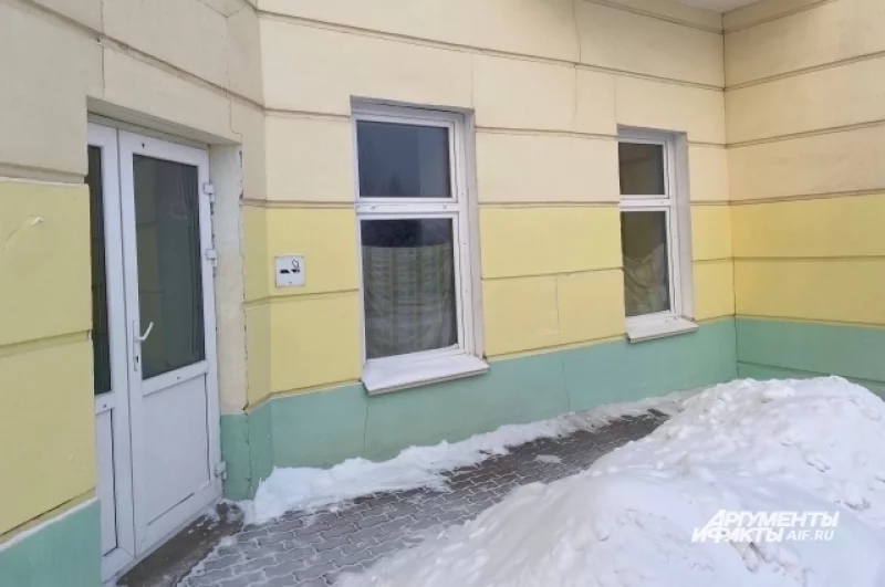 Окна в помещении пансионата занавешаны, а сам пансионат камуфлируется за чужой вывеской. 