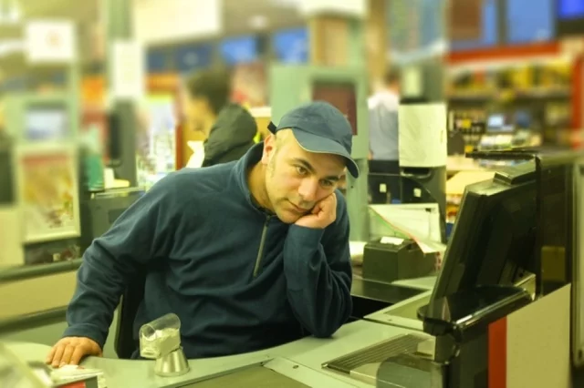 Кассиры, охранники и водители в ближайшие годы будут наиболее уязвимыми и рискуют остаться без работы.