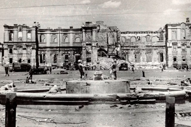 Легендарный фонтан перед разрушенным вокзалом. 