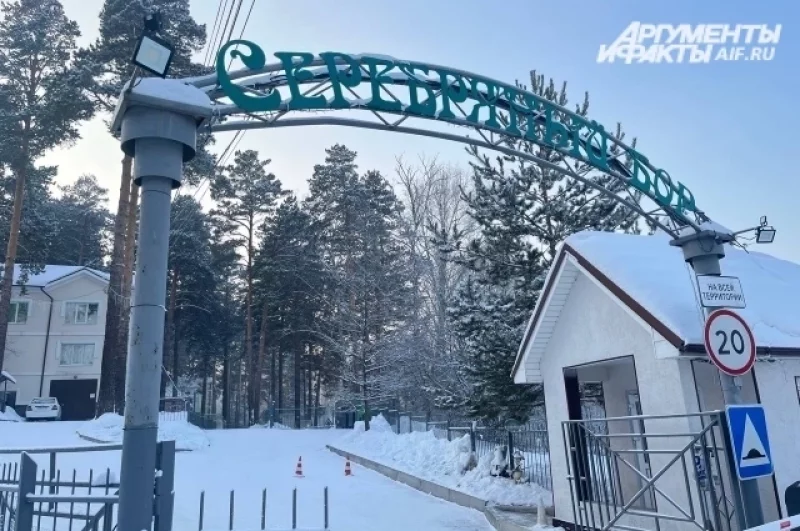 На улицах посёлка камеры видеонаблюдения зафиксировали, что вечером мальчик ушёл с неизвестным человеком, сел в такси и уехал.