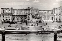 Легендарный фонтан перед разрушенным вокзалом. 