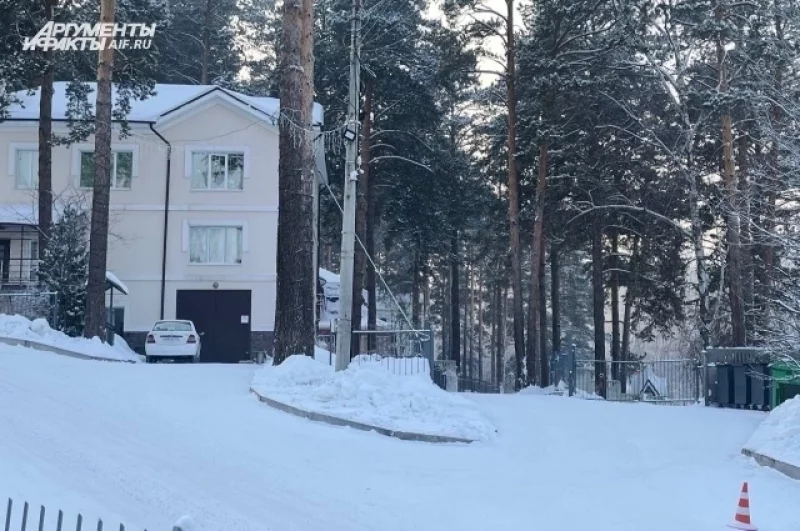 Однако наш журналист слышал, как житель посёлка ругался с охранником, что тот закрыл другую дверь.