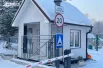 Посёлок закрытого типа, на входе всегда стоит охрана. 