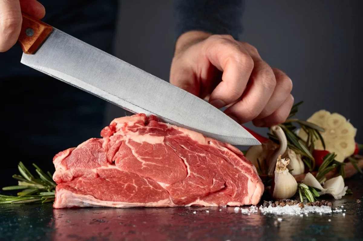 Соль, жир, температура. 13 ошибок при готовке мяса, которые делают почти все
