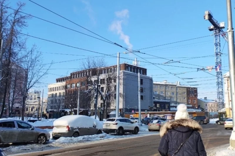 Дым из труб стоит столбом в холодном небе.
