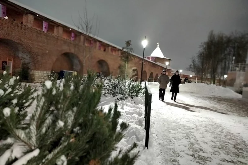Нижегородский кремль опустел - редкие прохожие передвигаются короткими перебежками.